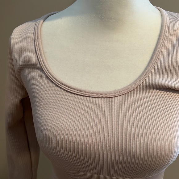 OFFLINE - athletic crop top - long sleeve - like new - Picture 3 of 6